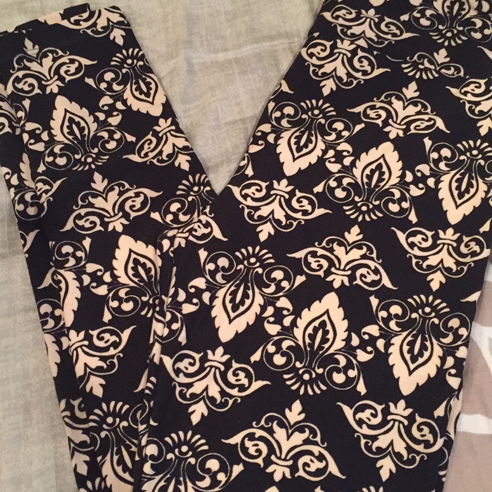 Lularoe OS Black & Cream fleur de lis leggings